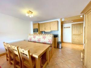 Η κουζίνα ή μικρή κουζίνα στο Appartement spacieux pied des pistes à St Martin de Belleville - 6 pers, 4 pièces, parking inclus - FR-1-452-133