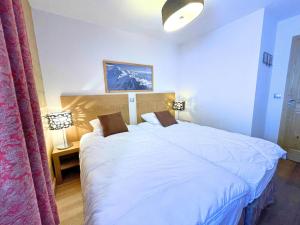 Ένα ή περισσότερα κρεβάτια σε δωμάτιο στο Appartement spacieux pied des pistes à St Martin de Belleville - 6 pers, 4 pièces, parking inclus - FR-1-452-133