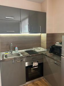 una cucina con lavello e fornello di Судио Диксан a Pomorie