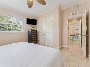 a bedroom with a white bed and a window at Villa La Esperanza-Holmes Beach in Anna Maria Island +47 photos