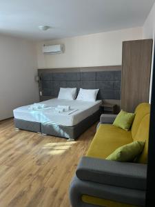 una camera da letto con un letto e un divano di Судио Диксан a Pomorie
