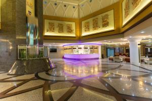 シダにあるPrimasol Hane Family Resort Hotelの紫色の照明が施されたロビー