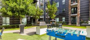 北好莱坞Noho Haven 2 bed Apt with FREE Parking的大楼前的乒乓球桌