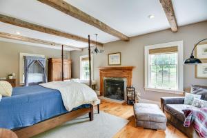 une chambre avec un lit et une cheminée dans l'établissement French Château Near Beaches, Mystic and Casinos!, à Stonington