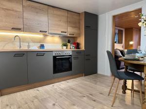 Kuchyň nebo kuchyňský kout v ubytování River 2 -Kissed Retreat with Iconic Jungfraujoch View