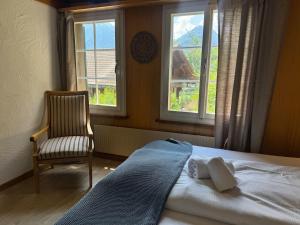 Postel nebo postele na pokoji v ubytování River 2 -Kissed Retreat with Iconic Jungfraujoch View