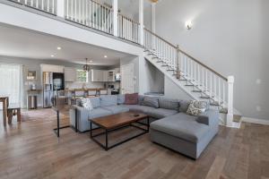 een woonkamer met een bank en een trap bij Spoon Haven in Nags Head