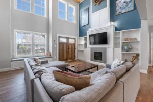 een grote woonkamer met een bank en een tv bij Spoon Haven in Nags Head