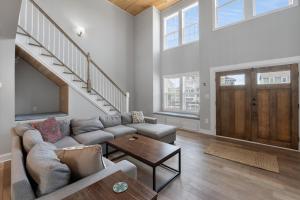 een woonkamer met een bank en een tafel bij Spoon Haven in Nags Head