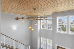 een kroonluchter hangend aan een trap in een huis bij Spoon Haven in Nags Head +35 foto's
