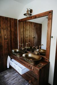 a bathroom with two sinks and a mirror at Chata Prvosienka in Oravská Lesná
