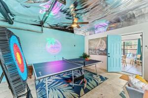 Stolní tenis v ubytování Beach House in Cocoa Beach - Steps to Beach - Game room - Backyard with Grill - Playground nebo okolí