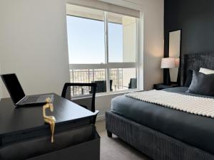 ロサンゼルスにあるModern 1BR Apartment with Pool, Hot Tub and Gym Access 10mins to Universal Studiosのベッドルーム1室(ベッド1台、ノートパソコン付きのデスク付) +62枚の写真