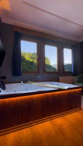 ÇamlıhemşinにあるRiver Deluxe Botıqueの窓のある部屋にある大きな浴槽