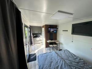 TV a/nebo společenská místnost v ubytování Glamping Pod meruňkami