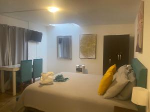 - une chambre avec un lit avec des oreillers et une table dans l'établissement Home estudio 5, à Santiago