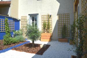 a house with trees and plants in a courtyard at LeCapitaine-LeParticulier Collection in Chartres