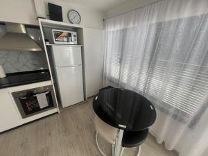 フンシャルにあるApartamento Santa Luciaの黒いスツールと窓のあるキッチン