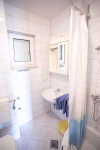 Kúpeľňa v ubytovaní Apartment in Okrug Gornji with Two-Bedrooms 2