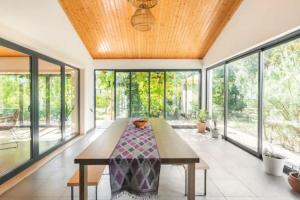 comedor con mesa y ventanas grandes en IP7 - house in nature, en Carvalhal 12 fotos más