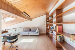 Una oficina en el ático con un escritorio y una silla en una habitación. en IP7 - house in nature, en Carvalhal