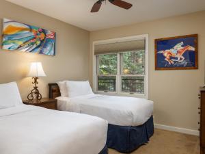 a bedroom with two beds and a window at Montaneros in Vail in Vail