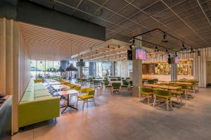 Um restaurante ou outro lugar para comer em Urbihop Hotel