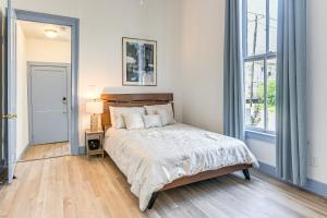Un dormitorio con una cama y una ventana grande. en 1 Mi to Pleasure Pier Golden-Age Getaway!, en Galveston