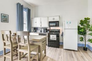 Η κουζίνα ή μικρή κουζίνα στο Walk to Strand District Historic Galveston Home