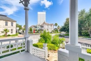 Κήπος έξω από το Walk to Strand District Historic Galveston Home