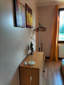 a room with a desk with a lamp on it at Le jardin des oiseaux in Sainte-Verge