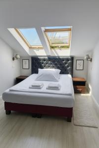 Łóżko lub łóżka w pokoju w obiekcie Dworek Różany Hotel & Restauracja