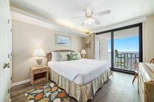 Postel nebo postele na pokoji v ubytování Summer House Unit 1006A