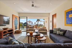 TV a/nebo společenská místnost v ubytování Marea Beachfront Villa H48