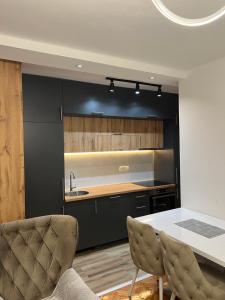 Η κουζίνα ή μικρή κουζίνα στο Apartman Ksenija +7 φωτογραφίες