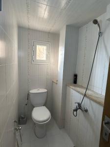 ハンマメットにあるappartement 3 pieces Hammamet centreのトイレと窓のある白いバスルーム