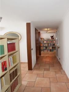 corridoio con libreria e corridoio con hallwayngth di Angelo Emo Terrace a Roma