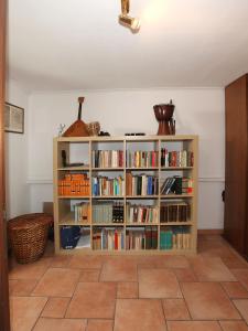 una mensola piena di libri in una stanza di Angelo Emo Terrace a Roma Altre 7 foto