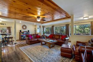 Gallery image of Large Yard with Fire Pit Show Low Cabin in Show Low