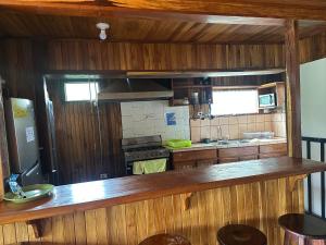 Kuchyň nebo kuchyňský kout v ubytování Monteverde Monkey Hostel