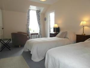 A bed or beds in a room at Holly Lodge 