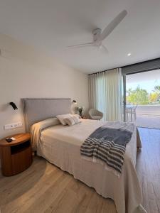 a bedroom with a bed and a ceiling fan at Playa Granada Mar de Fabiola in Motril +40 photos