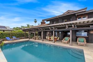 Una vista exterior de una casa con piscina. en Ailina House, en Kailua-Kona