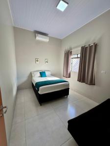 a bedroom with a bed and a window in it at Casa Em Goiânia - Bairro Capuava in Goiânia