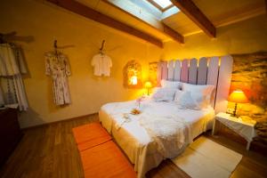 ヴィラフランカ・デ・ボナニーにあるCa Sa Padrinaのベッドルーム(大きな白いベッド1台、ランプ2つ付)