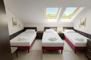 Łóżko lub łóżka w pokoju w obiekcie Dworek Różany Hotel & Restauracja