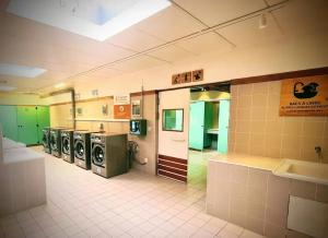un bagno con lavatrici in una lavanderia pubblica di Bungalow confortable à Saint-Chéron avec piscine a Saint-Chéron