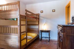 Giường trong phòng chung tại La Luna e i Falò, residenza Torrione +15 ảnh