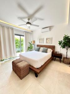 Un dormitorio con una cama y un ventilador de techo. en Las Terrenas Oasis, en Las Terrenas