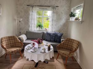 a living room with a couch and a table and chairs at Feriehus i Stamsund in Stamsund